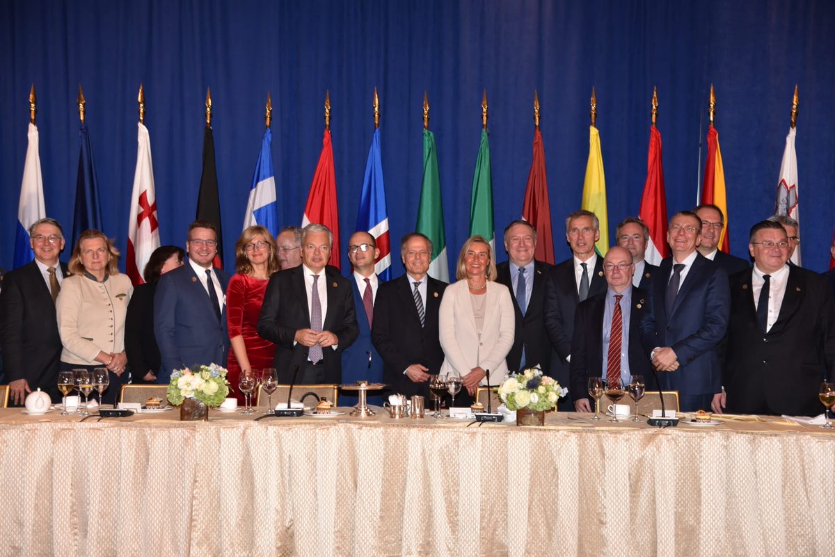 ItalyMFA's tweet photo. #UNGA
Min #Moavero Milanesi ha partecipato al #TransatlanticDinner, organizzato dal SdS #USA Mike Pompeo. L’occasione per rafforzare le relazioni transatlantiche, affrontando in modo informale le principali tematiche di attualità. internazionale e le crisi regionali in atto. https://t.co/pePS5KjwSG