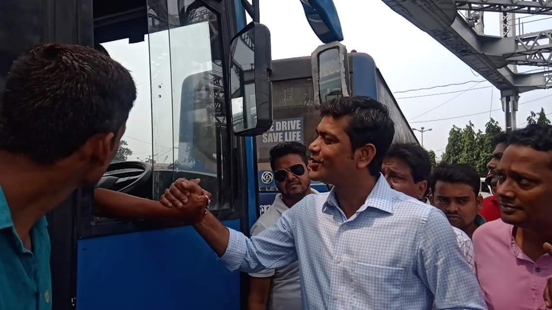 Rahul__Prasad's tweet photo. Our #NorthHowrah MLA And #Minister Of #State Mr. @Lshukla6 Dada Thanking To All The People Who Not #Supported #bandh
#SayNoTo #BanglaBandh
#BengalRejectsBJP https://t.co/0SaxuEbyzj