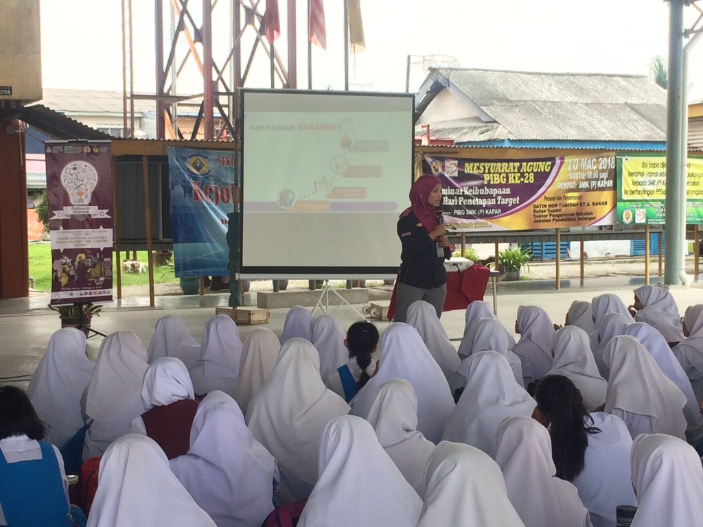 STEM_fsk's tweet photo. [UPDATE] 
Ceramah STEM oleh En Ghazali dan ceramah pemakanan oleh Dr Syahrul Bariah https://t.co/ujlMHymWpC