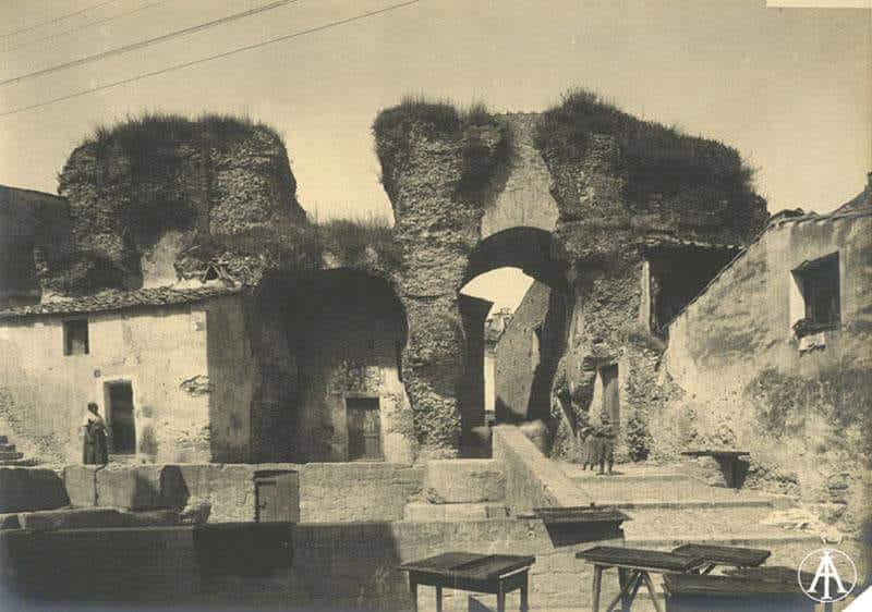 oggi #26settembre vi diamo il buongiorno con un'immagine del teatro romano di Benevento dei primi del '900 #teatroromano #benevento @Polonapoli #museivispi