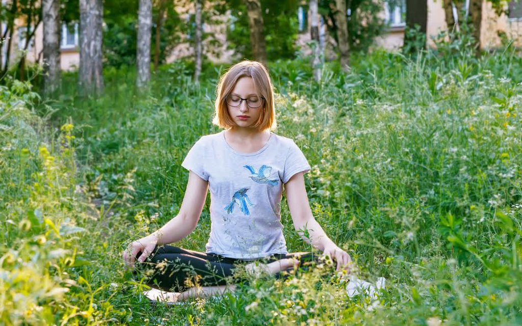 MindfulOnline's tweet photo. As the school year gets underway, students of all ages are met with new challenges. Explore this guided meditation practice to help kids navigate difficulty with greater #resilience. https://t.co/AbQLS5Y0ZU https://t.co/fIFVosOxDE