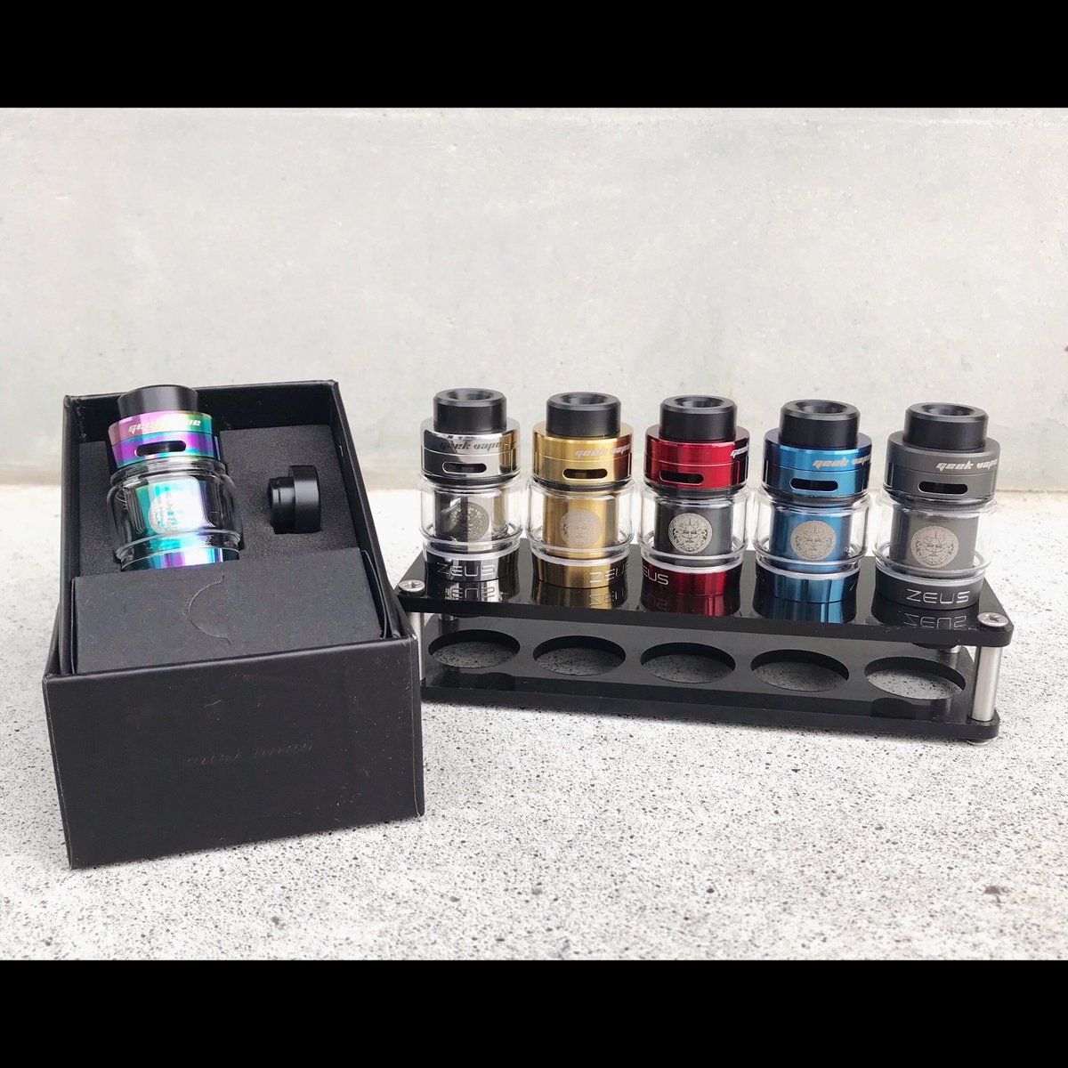 hellovape_unus's tweet photo. 🆕 ZEUS Dual RTA / Geek Vape
RTAには珍しい"トップエアフロー方式"を採用したZEUS RTAのデュアルコイルバージョンが登場🔥かなりイケてます👍カラバリ豊富だし選ぶ楽しみもアリ😎爆煙アトマイザーお探しの方是非! #vape #okayamavape #岡山 #倉敷 #問屋町 #unus #hellovape #電子タバコ https://t.co/TptsaKAW4a