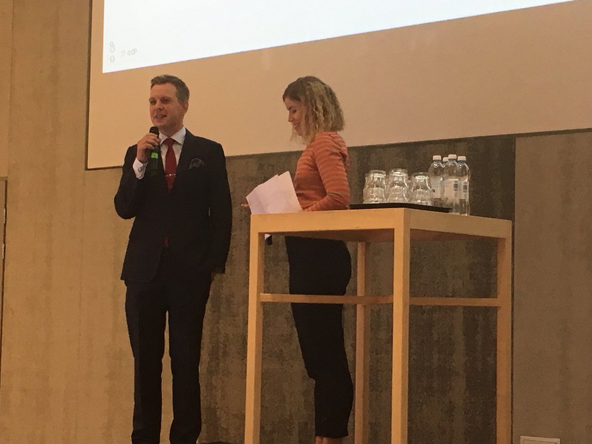 silja_rouva's tweet photo. OPn strategiajohtaja Pekka Puustinen Vallilassa: markkinointi/ viestintä on tapa johtaa. Asiakkaiden mielipiteillä edistetään johtamista👍#OP https://t.co/mQ2snen5kT