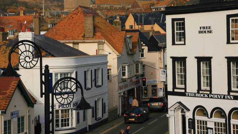 LymeRegisTIC's tweet photo. #Walk this way this #Wednesday! 

Gain some #WednesdayWisdom from a local guide on a #LymeRegis History Walk! 

Meet outside @marinetheatre 11a.m booking not required:  https://t.co/2KjyTO0rAM 

@Visit_Dorset   @WhatsOnInDorset  @LymeRegisMuseum https://t.co/mbBGnQmRYO