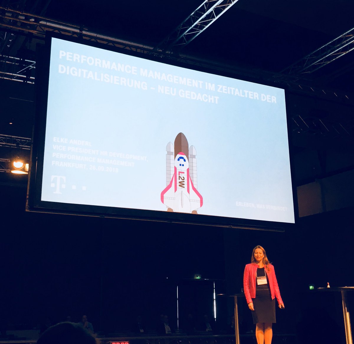 yasmintuncay's tweet photo. Elke Anderl, VP HR Development kommt in magenta-farbener Bikerjacke und erzรคhlt uns was รผber Performance Management im Zeitalter der Digitalisierung. Awesome! #Telekom #HRStyle #Managementevents https://t.co/pgXk3WHsNw
