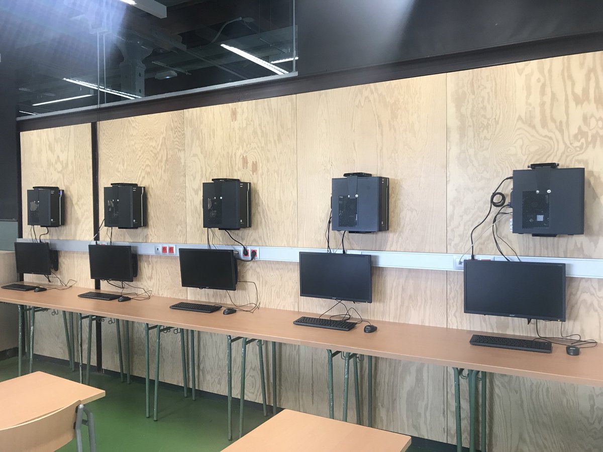 CoopuxSystems's tweet photo. Les noves instal.lacions d’equipament informàtic que realitzem permeten a l’alumnat disposar d’un espai més ampli de treball i còmode. Ens ajuda a garantir un ús correcte dels ordinadors i una llarga vida evitant manipulacions. #innovacio amb equipament de @AcerEducation #aulaTIC https://t.co/EXf7kgnb7p
