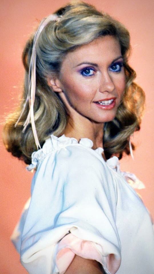 ManuGlez_bilbao's tweet photo. Hoy esta de cumpleaños una mujer con tremenda voz, dulzura pero con carácter y algunos de los personajes que marcaron mi juventud. #Sandy #Kira #BitsyMae Happy B*Day #OliviaNewtonJohn @olivianj Conocerte en Chile fue uno de los grandes momentos de la vida!            I ❤️ You!! https://t.co/iSa0BNuL9U