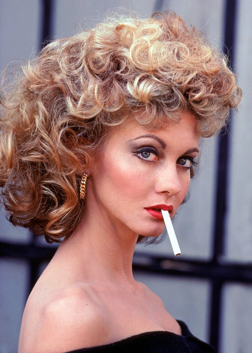 ManuGlez_bilbao's tweet photo. Hoy esta de cumpleaños una mujer con tremenda voz, dulzura pero con carácter y algunos de los personajes que marcaron mi juventud. #Sandy #Kira #BitsyMae Happy B*Day #OliviaNewtonJohn @olivianj Conocerte en Chile fue uno de los grandes momentos de la vida!            I ❤️ You!! https://t.co/iSa0BNuL9U