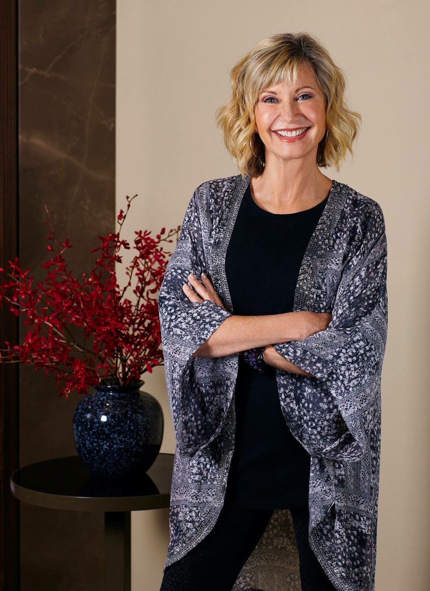 ManuGlez_bilbao's tweet photo. Hoy esta de cumpleaños una mujer con tremenda voz, dulzura pero con carácter y algunos de los personajes que marcaron mi juventud. #Sandy #Kira #BitsyMae Happy B*Day #OliviaNewtonJohn @olivianj Conocerte en Chile fue uno de los grandes momentos de la vida!            I ❤️ You!! https://t.co/iSa0BNuL9U
