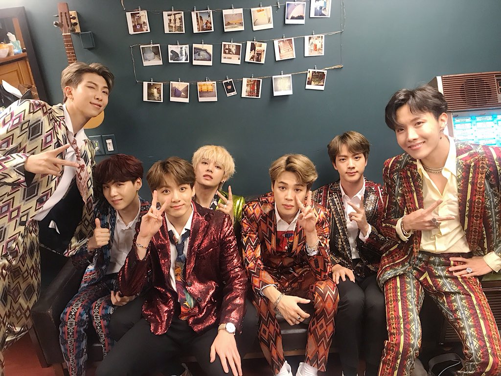 __09minie__'s tweet photo. #BTS with @jimmyfallon at @FallonTonight
#BTSonFallon #방탄소년단 #뷔 #BTSARMY #JimmyFallon #BTSJimmyFallon https://t.co/EAnab7yEcD