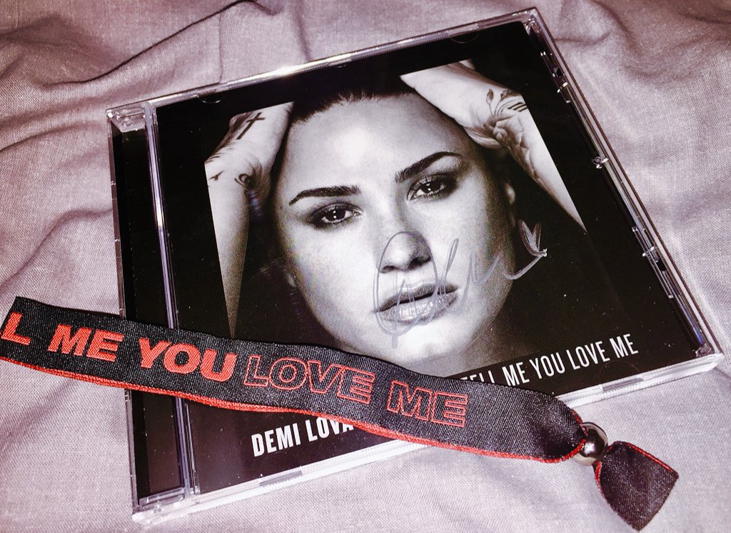 LaraDuffLovato's tweet photo. LOVATIC CONTEST 💗

WIN A @DDLOVATO HAND SIGNED #TMYLM CD (not necessarily this exact CD) &amp; A #TMYLMTOUR BRACELET/WRISTBAND! 😍

👍🏼 RETWEET TO ENTER 👍🏼

• Open WORLDWIDE 🌎
• Follow not necessary but is appreciated ☺️
• Closes October 3rd 👀 

Good luck! 😁💕 https://t.co/8TH4bgb2Jd