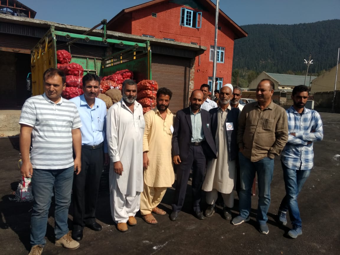 dhpm_jk's tweet photo. #Deputy #Director #Horticulture #Planning &amp; #Marketing  #Kashmir along with Area #Marketing Officer Kupwara &amp; Baramulla visited #Fruit &amp; #Vegetable Market Kupwara on its Inaugral Function. The #Fruit Market become functional as on 25th September 2018 https://t.co/CknYT9Wn51