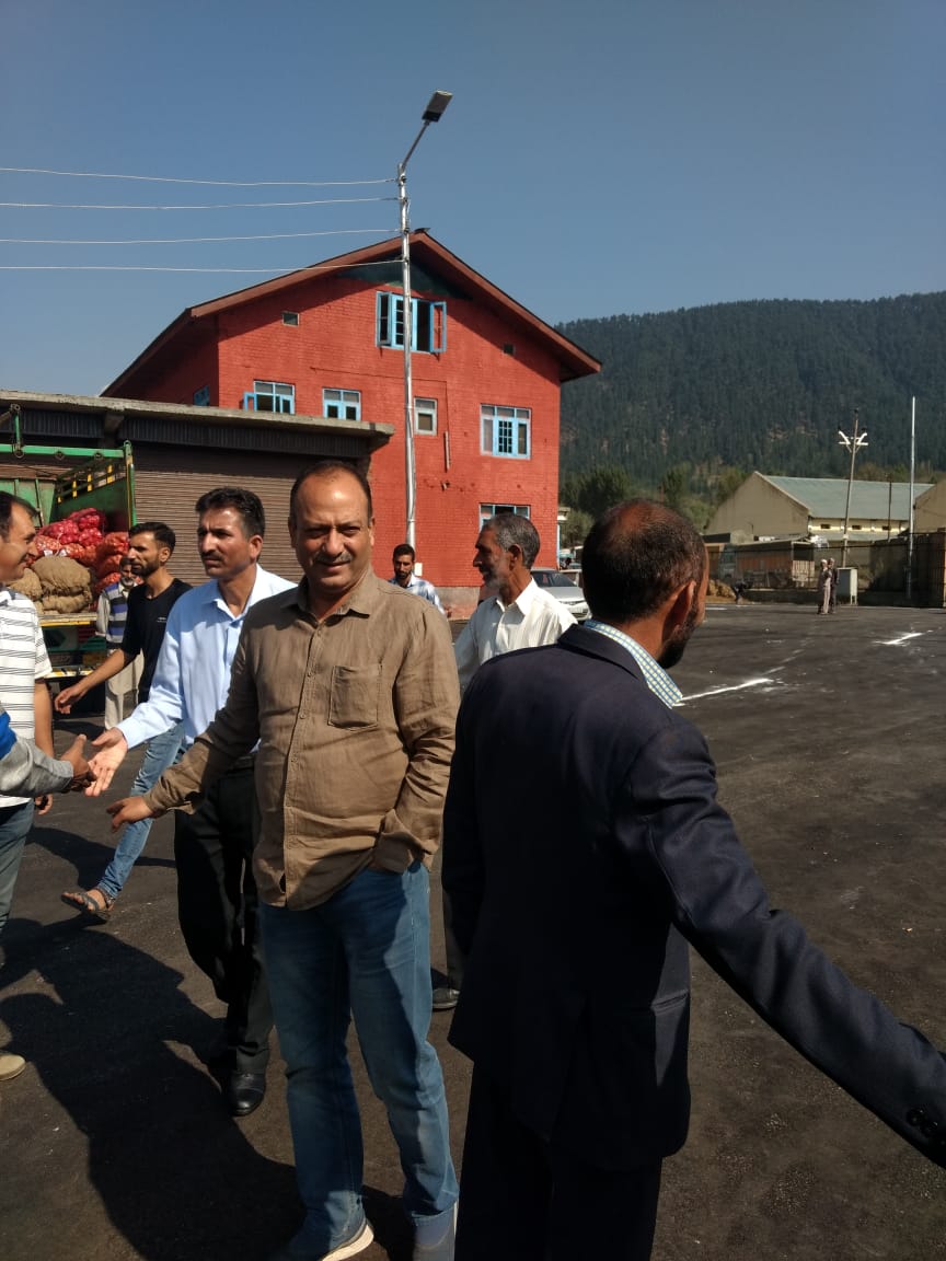 dhpm_jk's tweet photo. #Deputy #Director #Horticulture #Planning &amp; #Marketing  #Kashmir along with Area #Marketing Officer Kupwara &amp; Baramulla visited #Fruit &amp; #Vegetable Market Kupwara on its Inaugral Function. The #Fruit Market become functional as on 25th September 2018 https://t.co/CknYT9Wn51