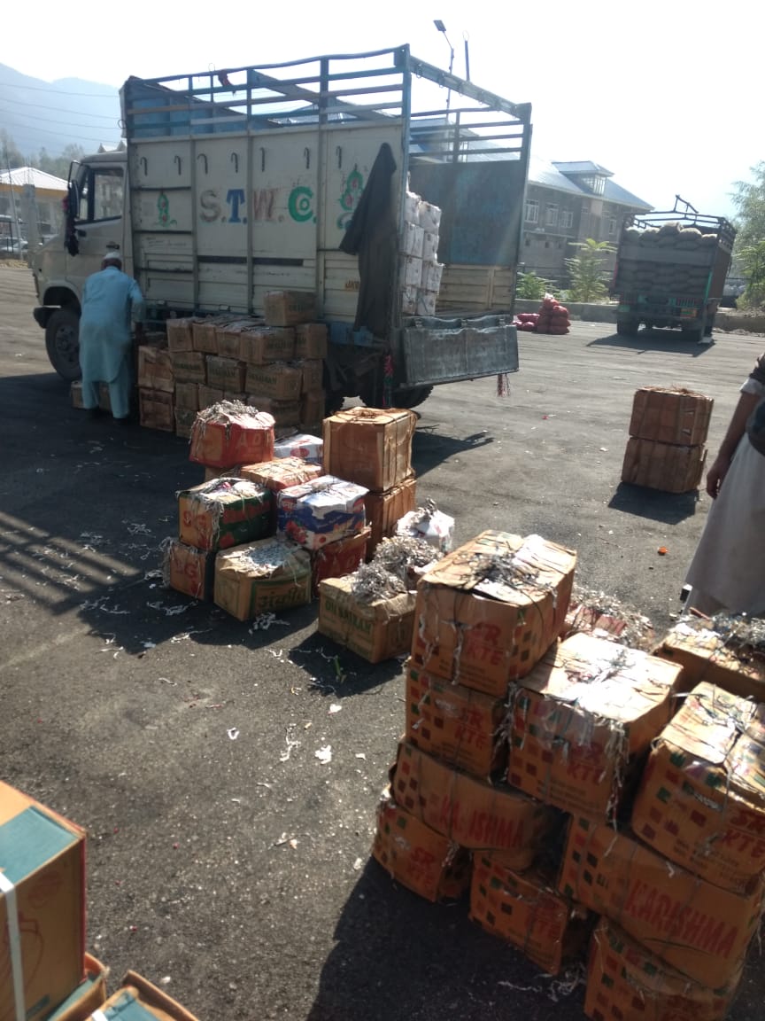 dhpm_jk's tweet photo. #Deputy #Director #Horticulture #Planning &amp; #Marketing  #Kashmir along with Area #Marketing Officer Kupwara &amp; Baramulla visited #Fruit &amp; #Vegetable Market Kupwara on its Inaugral Function. The #Fruit Market become functional as on 25th September 2018 https://t.co/CknYT9Wn51