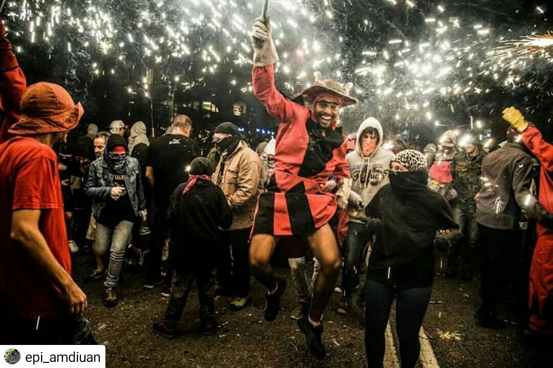 DiablesdeSants's tweet photo. Que gran Epi!!! @epi_amdiuan 
Com vam gaudir! Llucifer anb minifaldilla!!
Gràcies! 
.
#Mercè18 #PitudeSants #bèstiadefoc #sants #diablesdesants #diables #corefocs #somdiables #sommusica #tabalersdesants #somcultura #barcelona #culturapopular #tradicions #tradicionscatalanes https://t.co/mKe7Ftq1gw