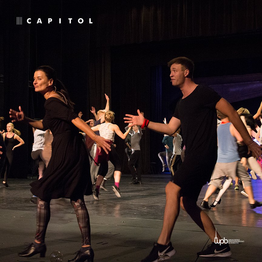 TeatrCapitol's tweet photo. 💃🕺🎶Takie tańce na Dużej Scenie! Dynamicznie, porywająco, z biglem – jak na musical przystało. Nad choreografią do „Blaszanego bębenka” czuwa Ewelina Adamska-Porczyk. https://t.co/T3K6xzjpkr
#Wrocław #tmcapitol #taniec https://t.co/IBtOq0syfK