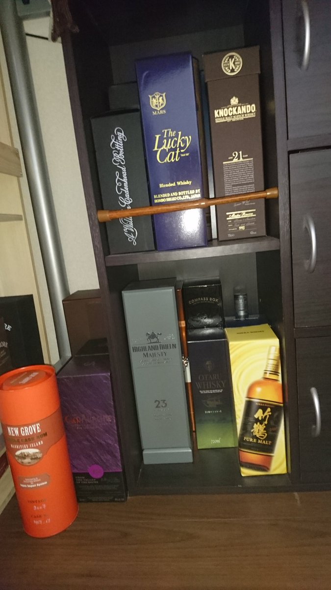 more1779's tweet photo. 現在のボトル達の整理が一応終わった!!
棚に入りきれてないけど、まぁいいよね(*´∀｀*)
数えたら50本を超えていたのはご愛嬌
いつの間に超えたのやらわかんねぇ(笑)

これからも増えるんだろうなぁ(。-∀-)

楽しみながら飲んでいきましょうか〜

#TWLC https://t.co/Mx7q6HeJBl
