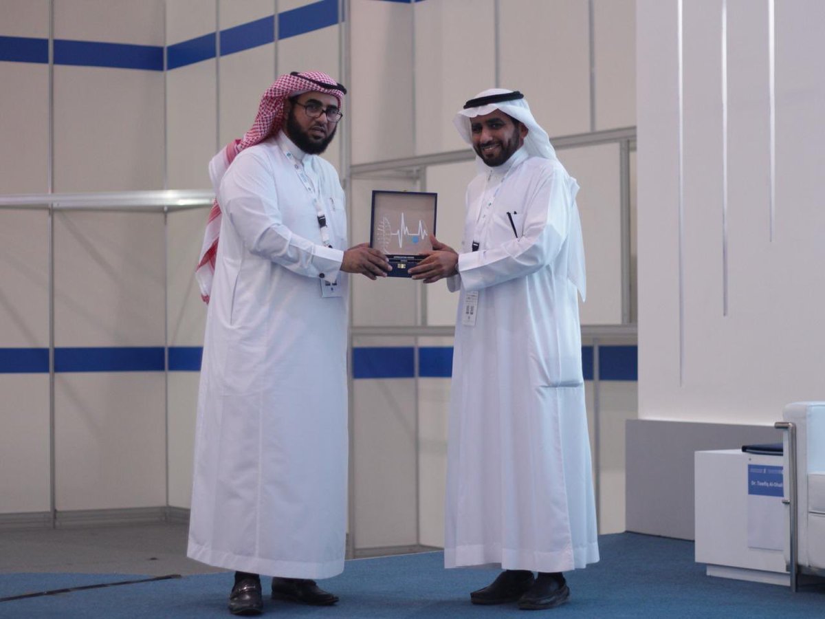 IfmexSaudi's tweet photo. جانب من تكريم المتحدثين في نهاية جلسة برنامج الدواء. #SFDAC18 https://t.co/Byr6YeQCL1