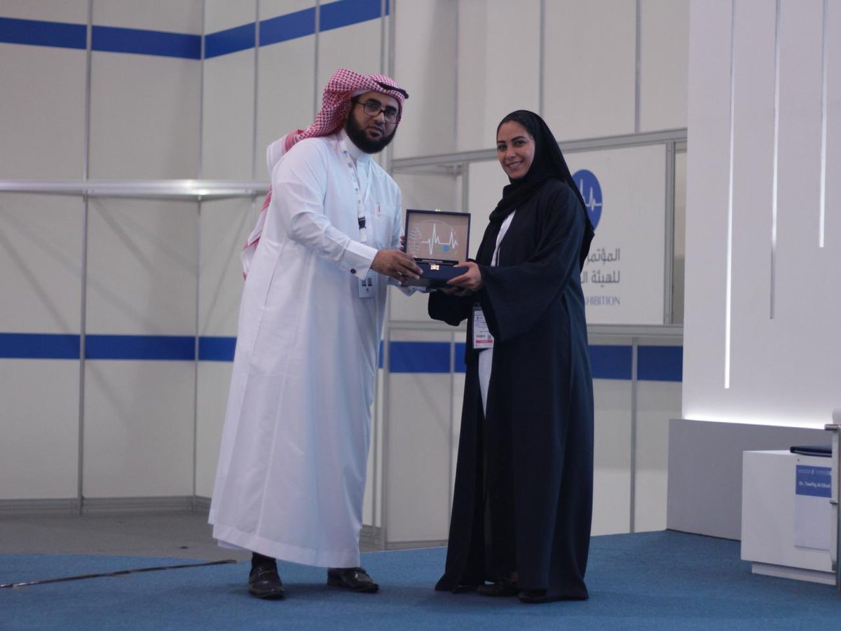 IfmexSaudi's tweet photo. جانب من تكريم المتحدثين في نهاية جلسة برنامج الدواء. #SFDAC18 https://t.co/Byr6YeQCL1