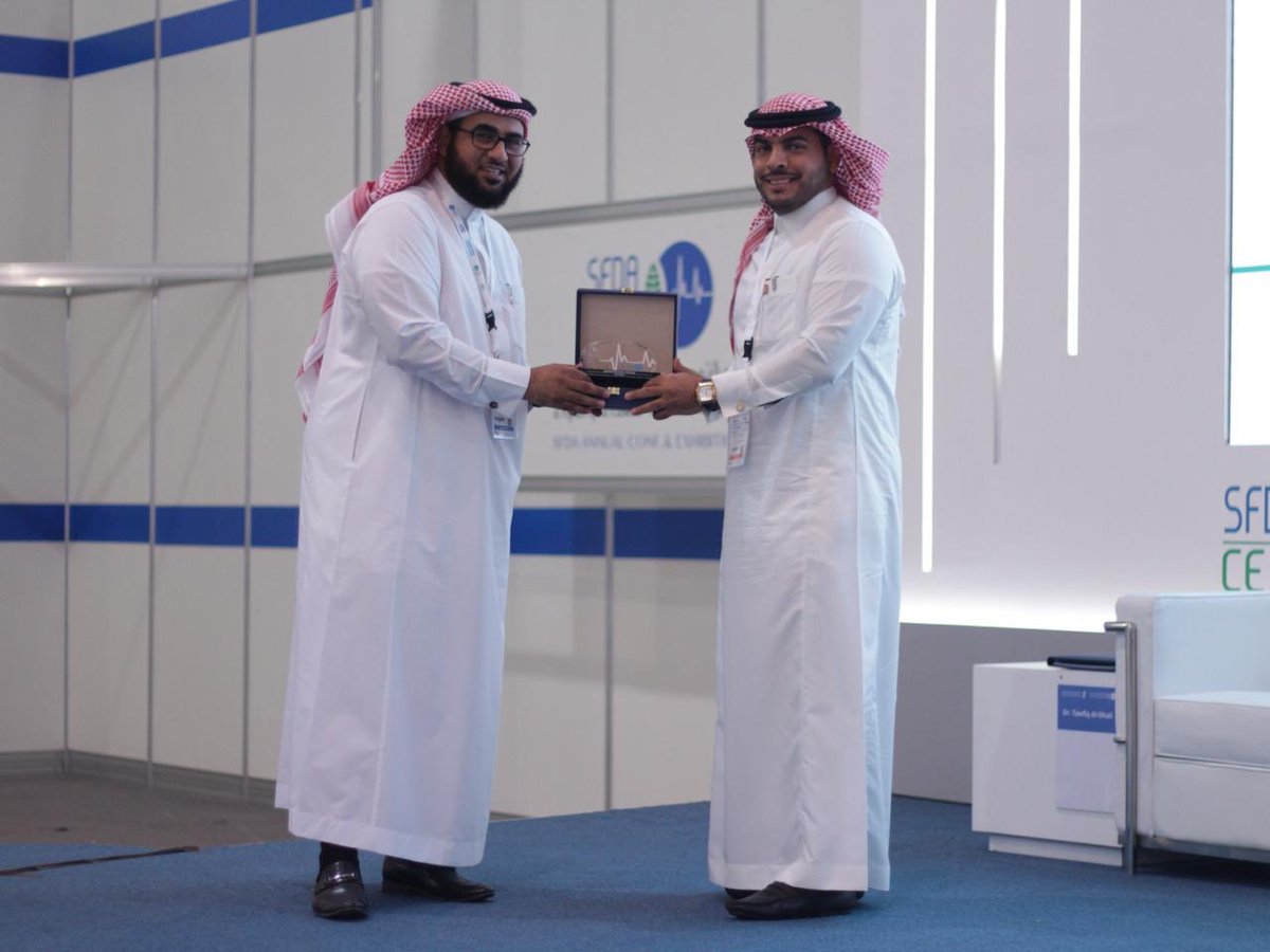 IfmexSaudi's tweet photo. جانب من تكريم المتحدثين في نهاية جلسة برنامج الدواء. #SFDAC18 https://t.co/Byr6YeQCL1