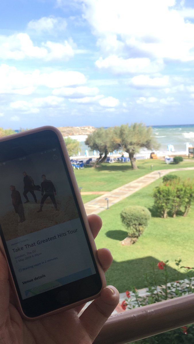 thisisvickaay's tweet photo. @HowardDonald In Crete on holiday... priorities 😅 https://t.co/Rm2md4X9iS