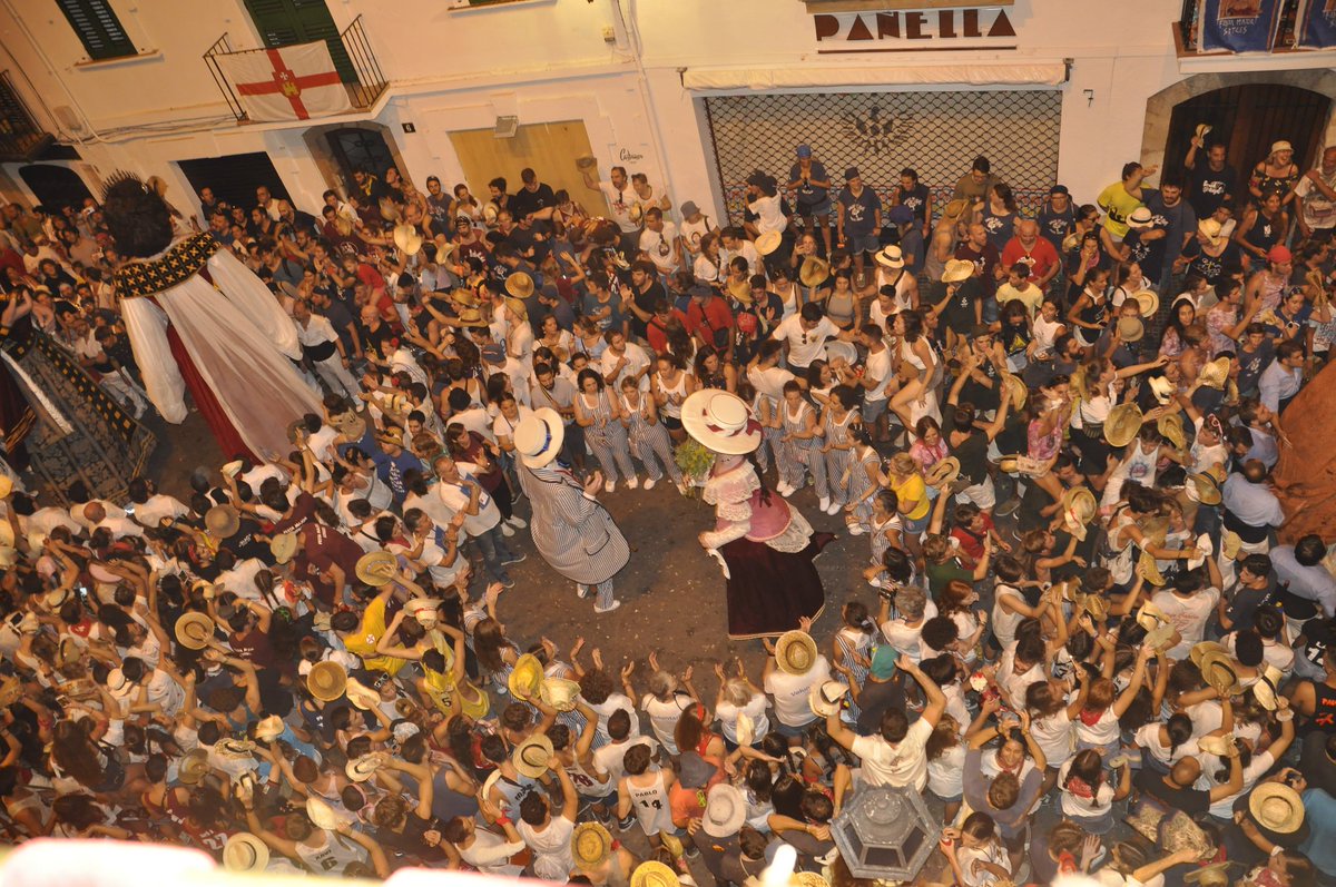 AjSitges's tweet photo. La ballada dels gegants i les bèsties de foc tanquen una @fmsitges de Santa Tecla que rebut positivament els canvis impulsats per la Comissió.
➡️ https://t.co/ridbNdIfLZ
#FMSitges18 https://t.co/H4gfcQUyP4