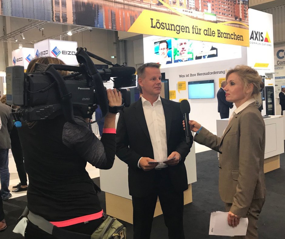 Axis_DACH's tweet photo. Spannendes Interview mit @TimoSache &amp; @eurosecurity am Stand #AxisSecurityEssen zum Thema Cybersecurity. Stay tuned - heute wird bereits das Video geteilt &amp; wir freuen uns über Kommentare! Wer uns auf der #securityessen besuchen möchte, uns kann man in Halle 5 kaum übersehen ... https://t.co/7cvNzCx32H