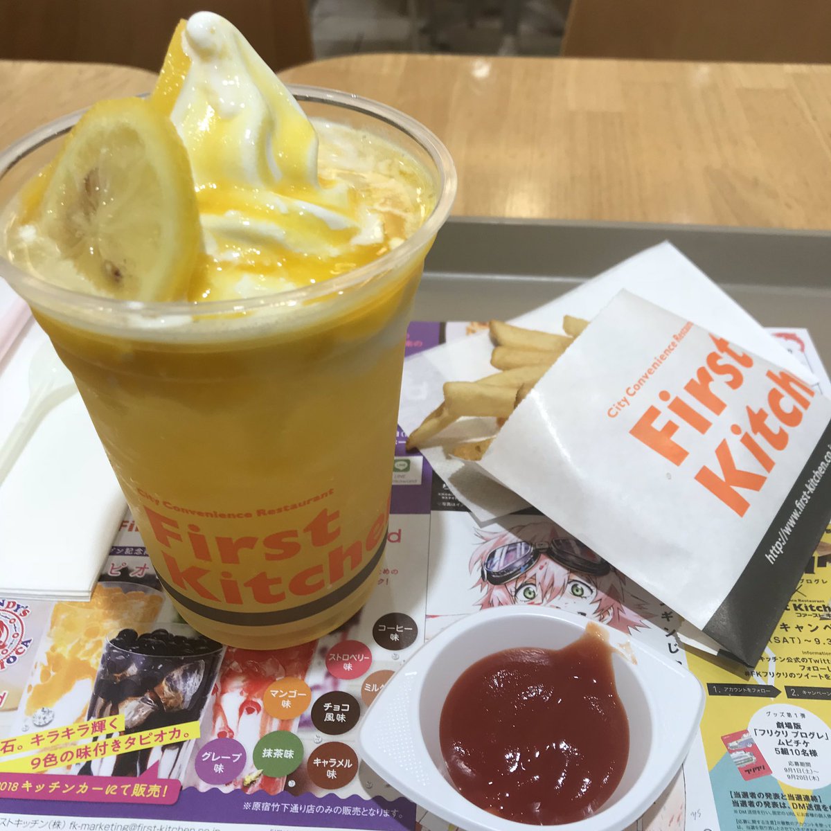 utimo28's tweet image. 結局、
甘いものがよかったのか酸っぱいものがよかったのか塩気のあるものがよかったのか、わからんままオーダーしたやつ。
#マンゴーフロートレモネード
#ポテトSケチャップたっぷり
#firstkitchen