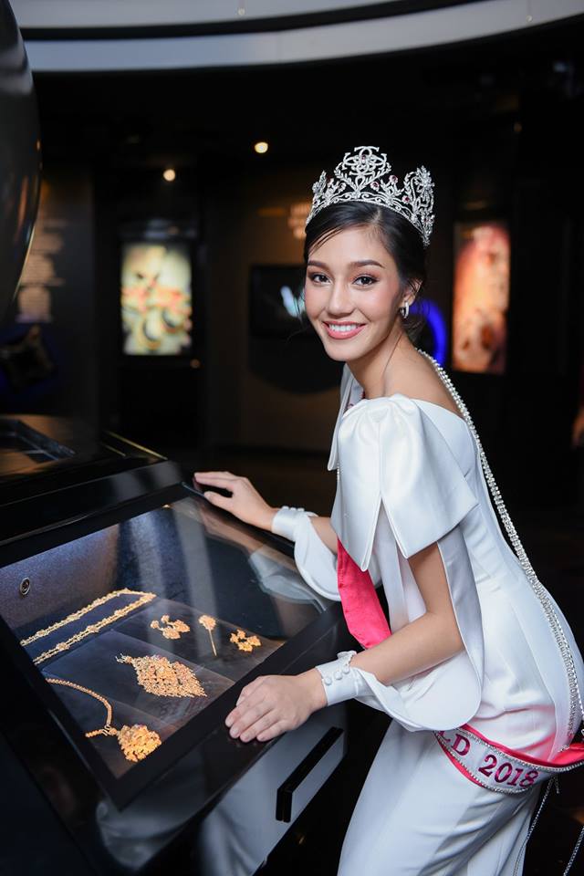 MTW_Officialth's tweet photo. คณะมิสไทยแลนด์เวิลด์2018 เข้าขอบคุณผู้บริหารสยามเจมส์ เฮอริเทจ ผู้ออกแบบและจัดทำมงกุฎทับทิมประดับเพชร ที่สนับสนุนการประกวดมิสไทยแลนด์เวิลด์ 2018
#TeamNicolene #Nicolene #1strunnerup #2strunnerup #Channel3Ambassador #missthailandworld #missthailandworld2018 #roadtoMissWorld2018 https://t.co/zsBDz6ahIS