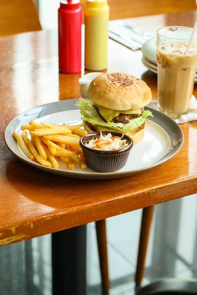 Sore-sore gini paling enak nongkrong santai di Papa Ron’s Pizza Cafe nih, ditambah dengan Homemade Burger dengan dahing yang juicy banget, keju yang menggoda dan ditambah french fries lezat yang sempurna menemani waktu santai mu😊
.
.
#Burger #pizzaindonesia #pizza #tasty