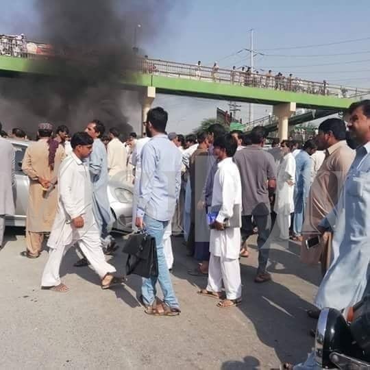 VisionOnlineTV's tweet photo. راولپنڈی  الشفاء آئی ہسپتال کے بالمقابل بشارت ہاسپٹل ڈاکٹروں کی مبینہ غفلت کی وجہ سے جان بحق ہونے والے مریض کے ورثاء نے ڈیڈ باڈی کو روڈ میں احتجاجاً رکھ کرروڈ بلاک کر دی

 #Rawalpindi #Medical #Doctors #Protest #VisionAlert #VisionOnlineTV #VisionNews https://t.co/K2JsHMszpD