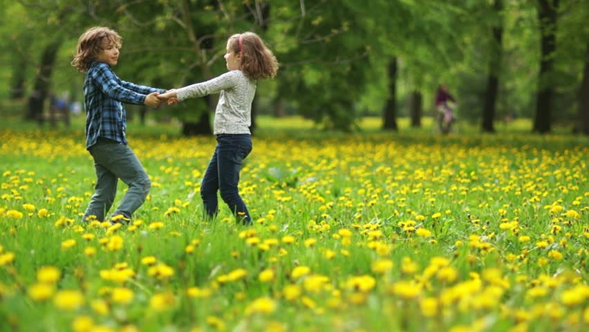 العاطفيون يشعرون بغربة الروح مع العقلانيين.
.
والعقلانيون يشعرون بغربة الفكر مع العاطفيين.
.
.
ومن نعم الله على العبد ان يرزقه التوازن بين العاطفة في مشاعره والعقل في قراراته
.
والنعمة الأعظم أن يرزقك الله بتوأم روح وفكر لا يشعر احد منكما بغربة مع الآخر