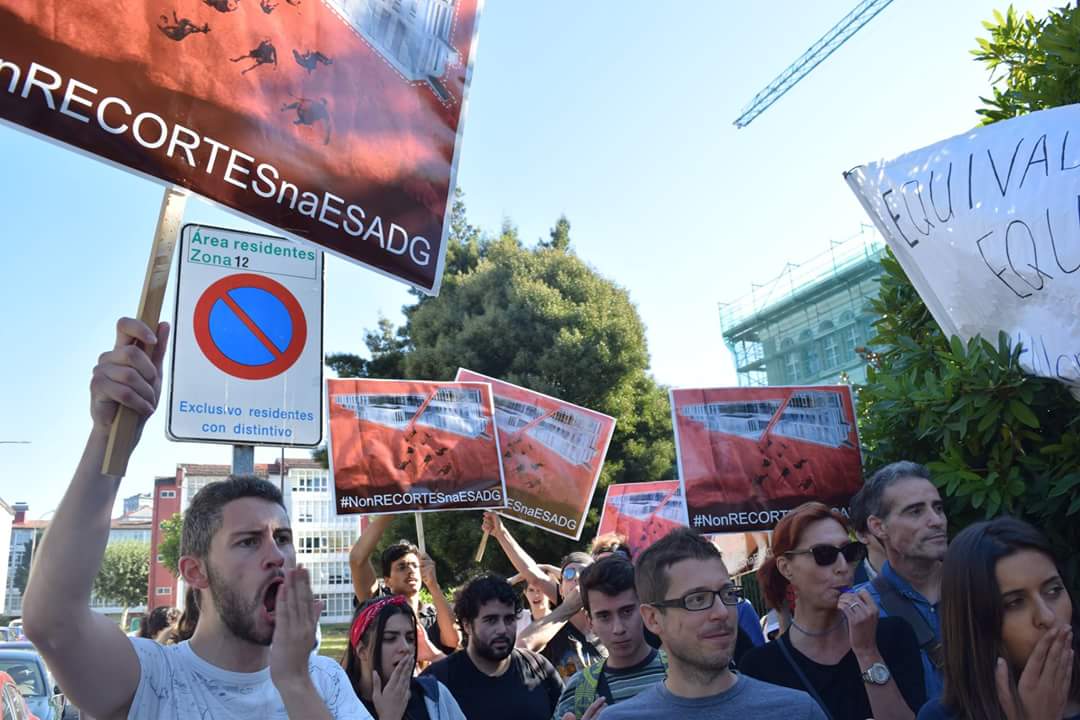 EeMGaliza's tweet photo. [#ESADG] Hoxe estivemos xunto ás estudantes da .@esadgalicia para reivindicar a boa saúde das ensinanzas artísticas e parar os recortes da .@Xunta! ✊📣

#EnsinoDigno #UniversidadeDigna

https://t.co/omvsMjL0HR https://t.co/CbMjXv0bPZ