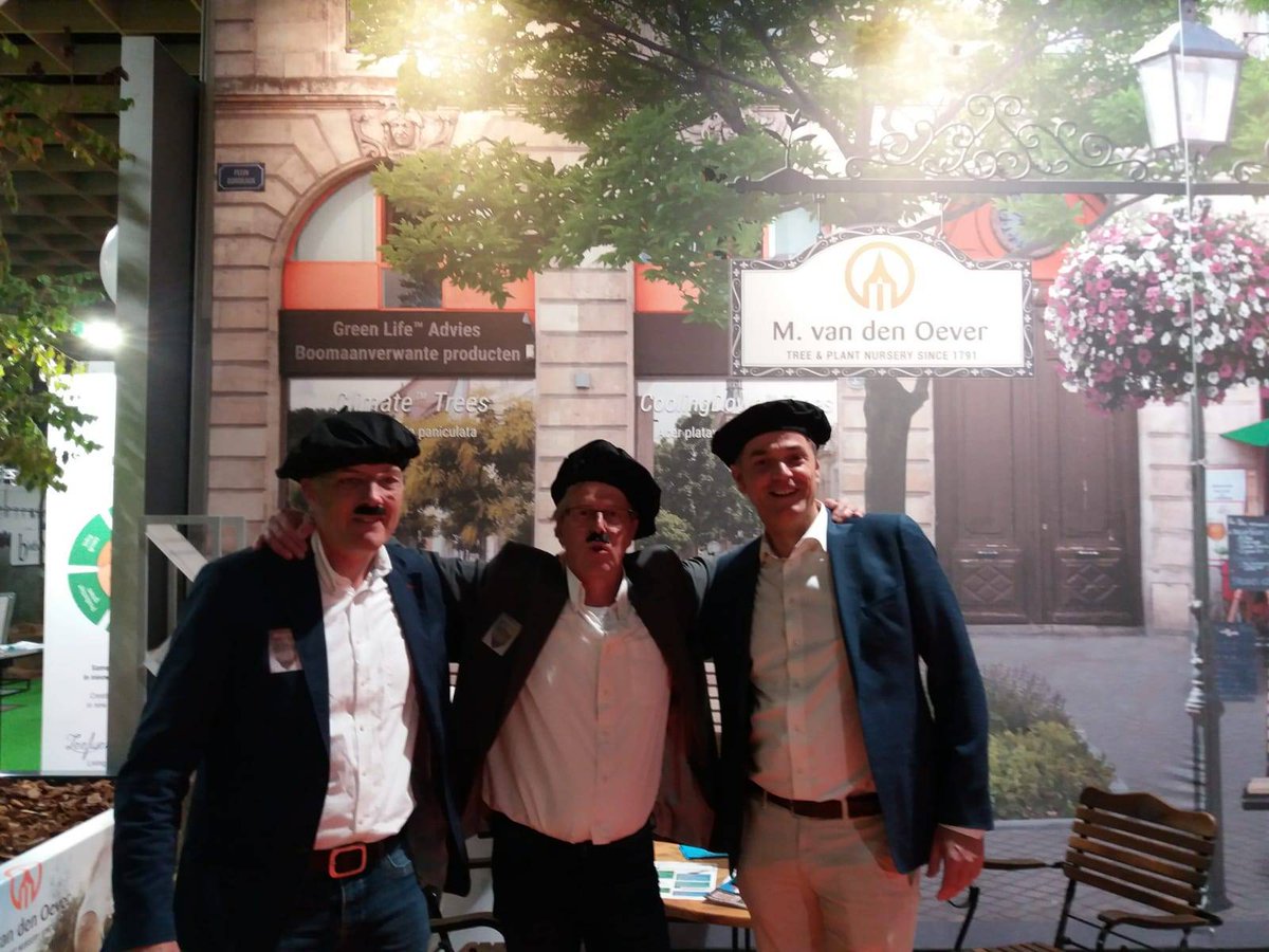 BEURSTIME | 'Bienvenue', welkom op ons 'Plein Bordeaux' op de Dag van de Openbare Ruimte te Utrecht. Hier laat Boomkwekerij M. van den Oever zien met diverse groenpartners welk groen u wapent tegen hittestress, droogte en wateroverlast en nog veel meer!