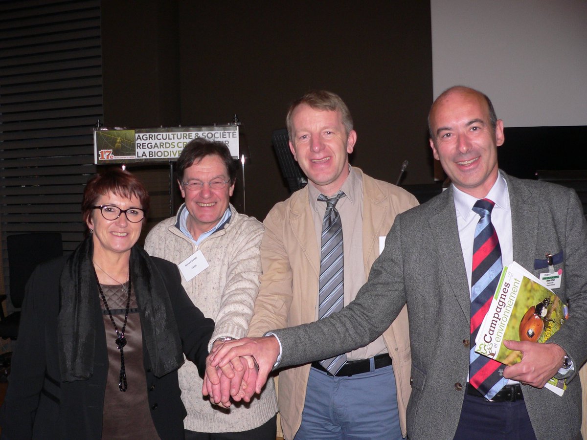 AssoFARRE's tweet photo. A l’occasion de l’assemblée générale de @AssoFARRE , @smessaertluc remercie tous ceux qui ont œuvré au rayonnement de l’association depuis 25 ans et notamment les présidents qui l’ont précédé : Jean Thiault, Alain Forni, @ChLambert_FNSEA Bernard Guidez et @agritof60 https://t.co/OXJi8RH96G