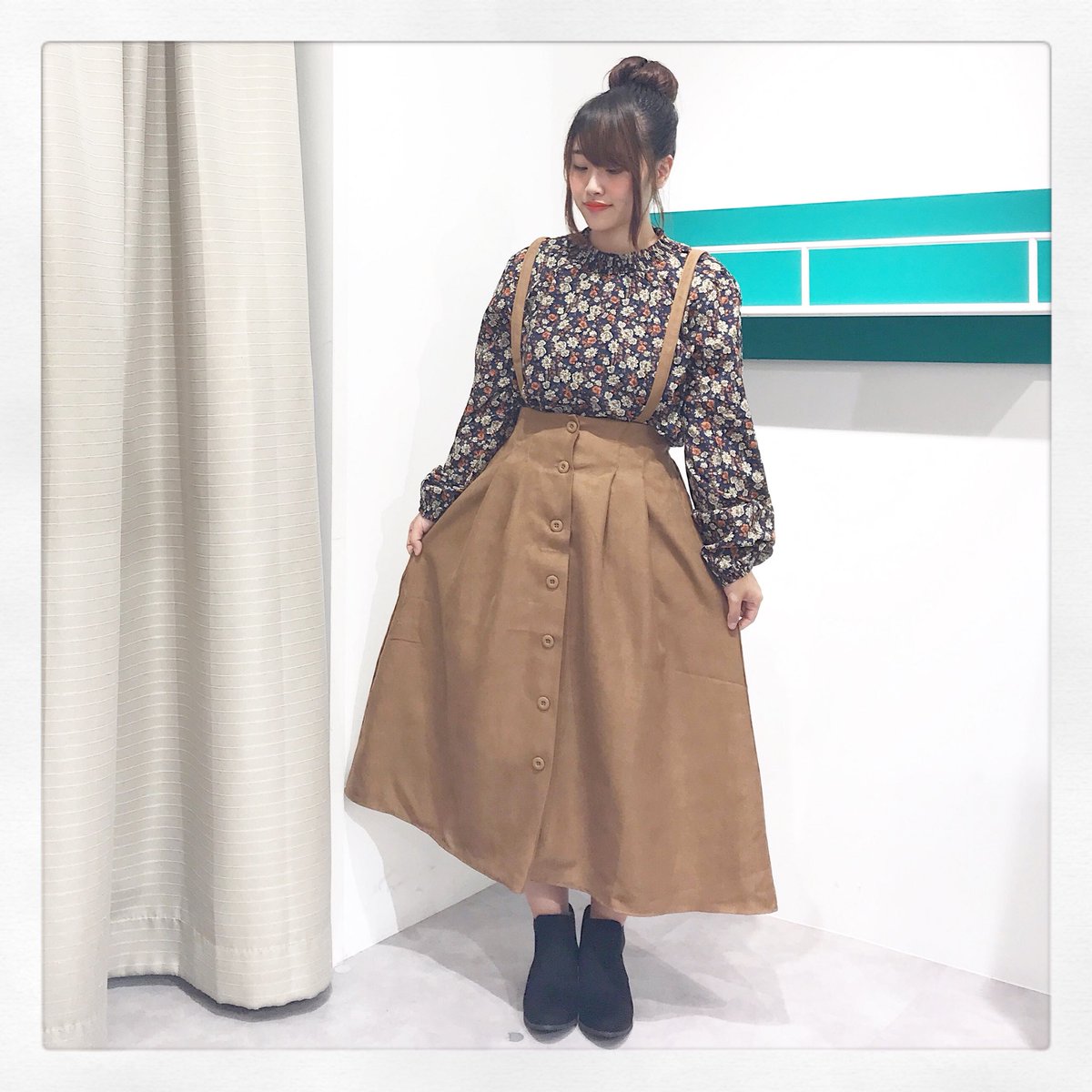 FR_ebina's tweet photo. 今日から一段と寒さが増しましたね😖🍃

【おすすめコーデ】
花柄シャーリングブラウス✖️サス付きスカート

各種３色展開になっています🌷
どちらも着回し抜群のアイテムです😊

是非お店でチェックしてみてください💗

ブラウス：フリーサイズ
スカート：フリーサイズ
ブーツ：M・Ｌ https://t.co/ejD8rX9ZhC