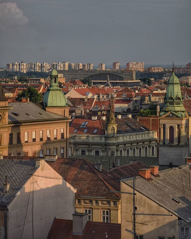 Eurus10438846's tweet photo. Sunce se pozdravlja s gradom... Danas je prvi dan jeseni, po zgradi, ulazu i liftu vrište mirisi zagorjelih paprika i ajvara. Stalno tu jesen povezujem u glavi s početkom nove godine (stara akademska navika), sto je zapravo dobro jer imas dva pocetka jed… https://t.co/tEc9ui8eRd https://t.co/6XRsJfj1em