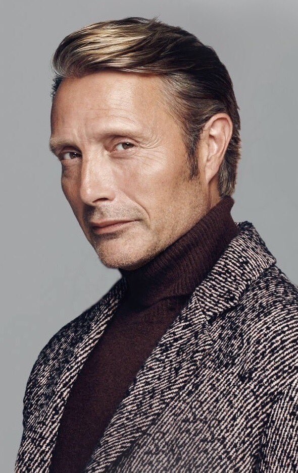 Chisa アーーーーｯｯｯｯ後ろにきっちりと撫でつけた髪と博士っぽいコートonタートルネックの破壊力と足元のマッツみ まさかのスニーカーで外す と脅威のスタイル 目測9等身 と手の血管のエロさが好き