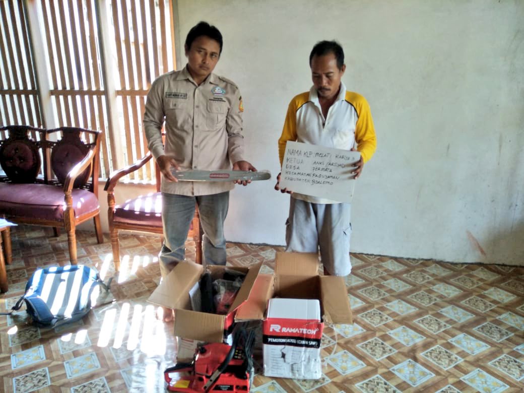 fkp2indonesia's tweet photo. #KerjaNyata #TKPLPGorontalo Penyaluran HandSaw Program Peremajaan Kelapa Dalam Kepada Kelompok Tani di Kab.Boalemo Prov.Gorontalo @jokowi @Amran_Sulaiman1 @kementan @kempanrb @ditjenbun @HukmasDitjenbun @badansdm @Balitbangtan #PerkebunanJaya #FKP2I https://t.co/hn2G3C80aF