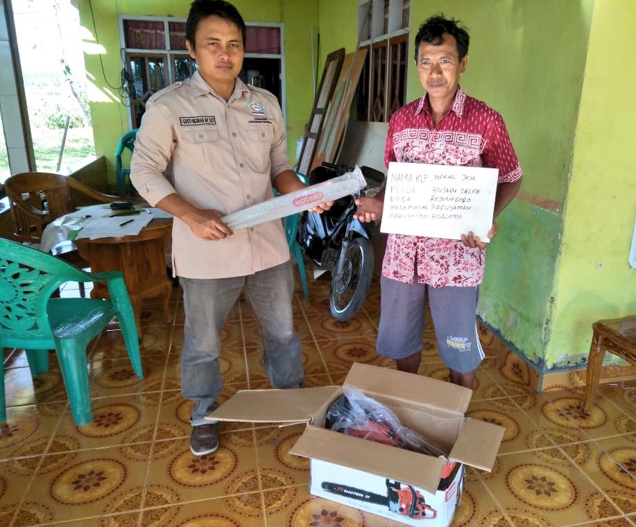 fkp2indonesia's tweet photo. #KerjaNyata #TKPLPGorontalo Penyaluran HandSaw Program Peremajaan Kelapa Dalam Kepada Kelompok Tani di Kab.Boalemo Prov.Gorontalo @jokowi @Amran_Sulaiman1 @kementan @kempanrb @ditjenbun @HukmasDitjenbun @badansdm @Balitbangtan #PerkebunanJaya #FKP2I https://t.co/hn2G3C80aF