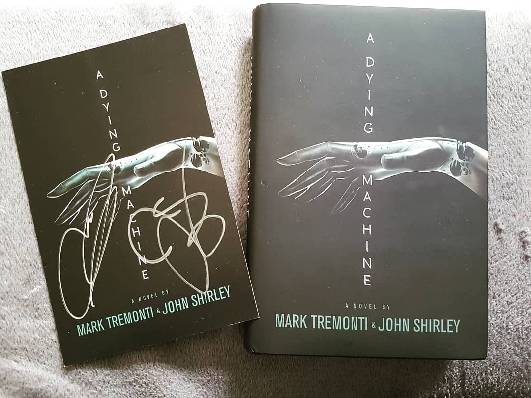 kemina0309's tweet photo. These lovely lads keep me company while waiting and training for my 2nd surgery. Reliving two epic nights and diving into a whole new world.
#alterbridge #RAHDeluxeBox #london #parallaxorchester #tremonti #adyingmachinebook #gettingintoit @alterbridge @MarkTremonti https://t.co/q0tJKm5jo5