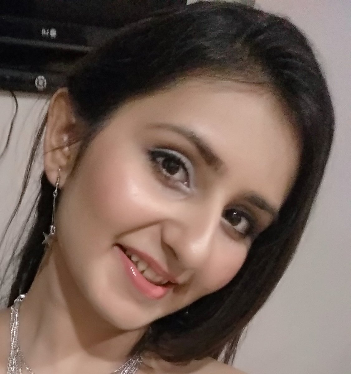 falgunibhalla's tweet photo. @MaybellineIndia I am a biggg @MaybellineIndia fan!
In my #WednesdayLookMood I've used 
For base: FitMe foundation, concealer, powder.
For eyes: Rocks nude pallette with volume express mascara. 
Sculpting: V face duo stick, color show blush with face studio master chrome metallic highlighter
❤️ https://t.co/iqLIAFcqm2