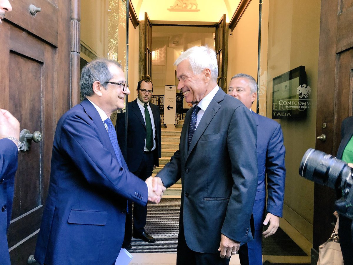Confcommercio's tweet photo. “Meno tasse per crescere” il presidente #Sangalli accoglie il ministro #Tria. #NOaumentoIVA @MEF_GOV https://t.co/EwaPqAlycd