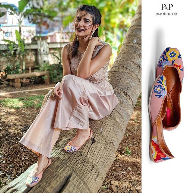 pastelsandpop's tweet photo. Picture perfect ❤️
The beautiful #lipstickundermyburkha star @aahanakumra in @pastelsandpop ‘Oasis’ juttis 🤩
.
Shop ‘Oasis’ juttis using link in bio .
#pastelsandpop #aahanakumra #juttis #jootis #khussa #mojri #shoes #designerjuttis https://t.co/ZNfDXnPnPO https://t.co/7WYVLOoJqG