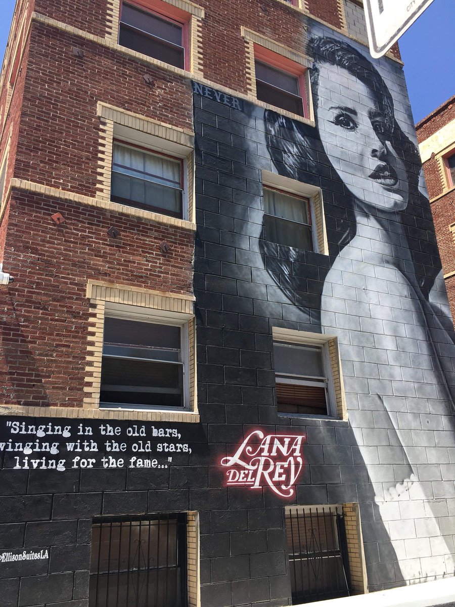 Is this the original #venicebitch? @LanaDelRey
Great track btw, u have to shoot the video right here -v-