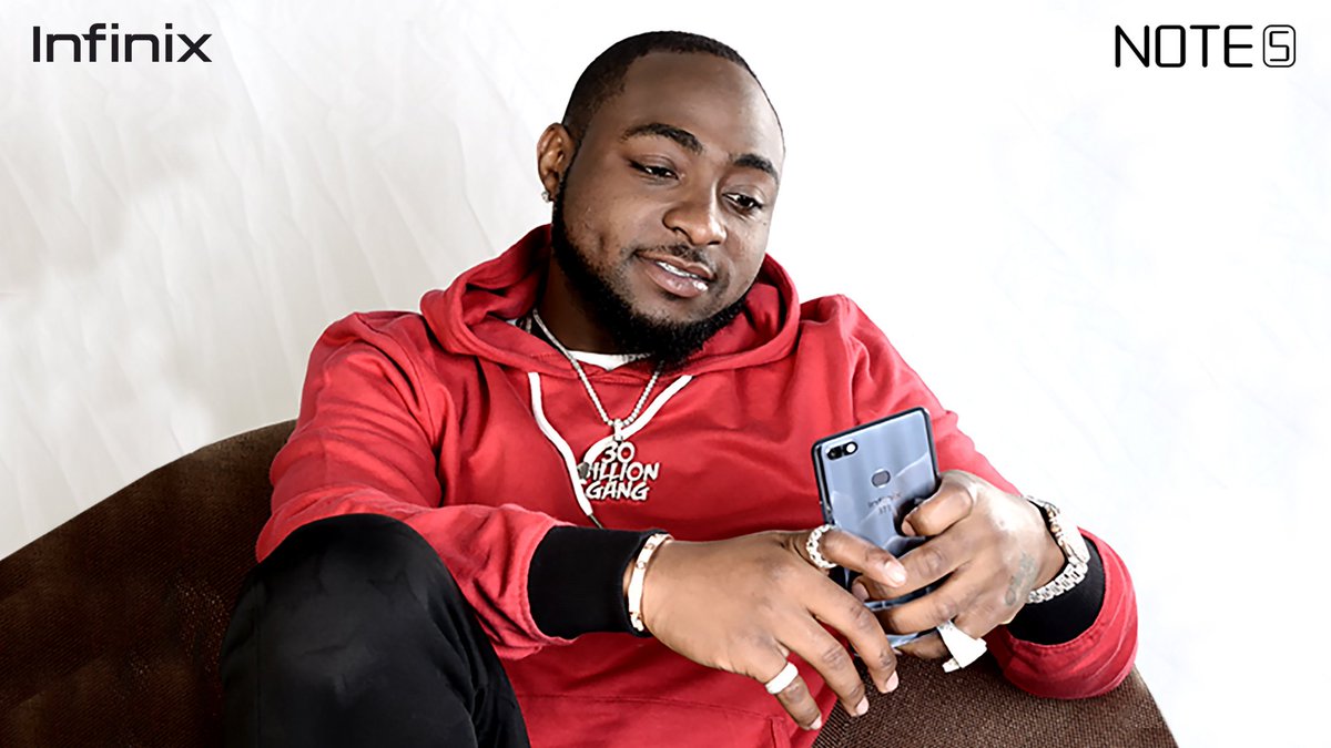 InfinixMobileTZ's tweet image. Mr. Assurance, @davidoofficial browsing on his Infinix NOTE 5. 
Buy this phone within #InfinixXweek and receive gifts at the spot. #WithNOTEwhyNot