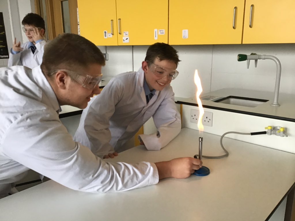 GriffeenCC's tweet image. Burning iron filings to produce iron oxide makes a pretty sparkle! #JCScience #Bunsen #Sparkles #ScienceExperiment #LabTime