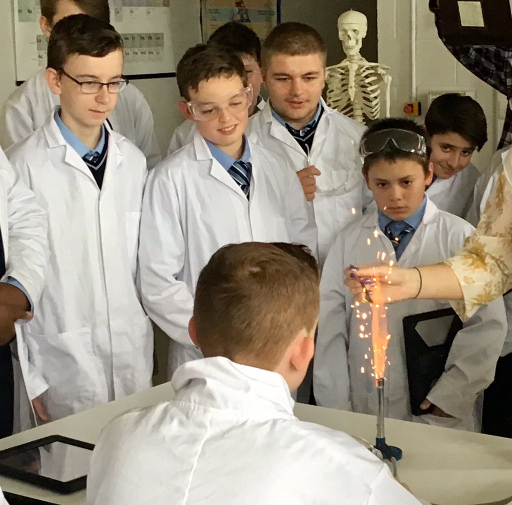 GriffeenCC's tweet image. Burning iron filings to produce iron oxide makes a pretty sparkle! #JCScience #Bunsen #Sparkles #ScienceExperiment #LabTime