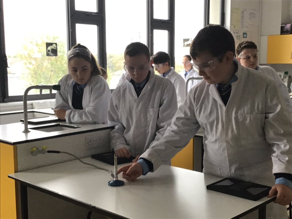 GriffeenCC's tweet image. Burning iron filings to produce iron oxide makes a pretty sparkle! #JCScience #Bunsen #Sparkles #ScienceExperiment #LabTime
