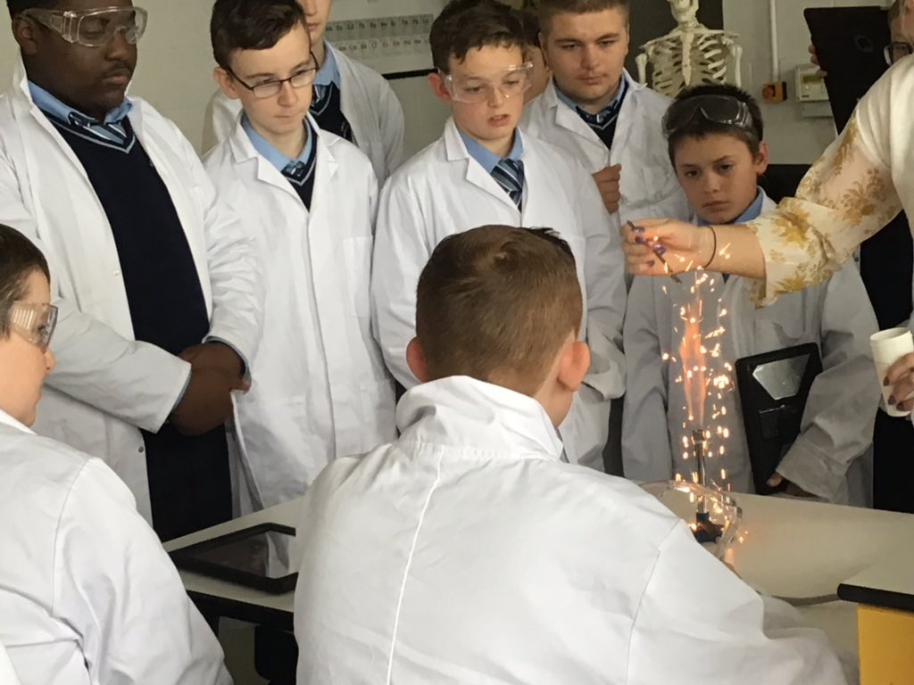 GriffeenCC's tweet image. Burning iron filings to produce iron oxide makes a pretty sparkle! #JCScience #Bunsen #Sparkles #ScienceExperiment #LabTime
